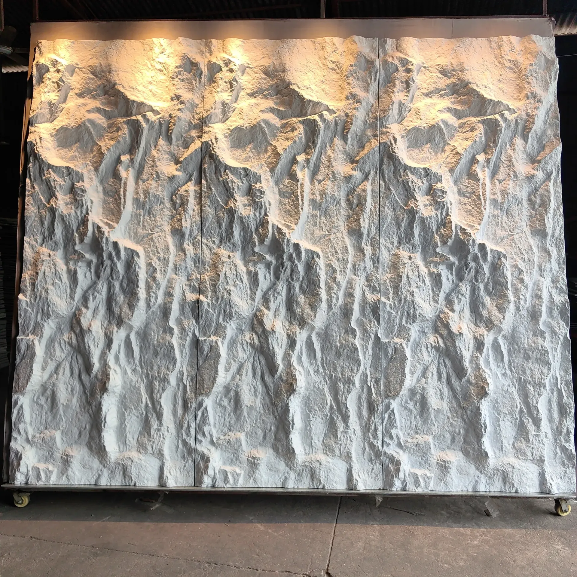 Grand panneau Pierre Dimensions : 60 cm × 290 cm, épaisseur 8 cm